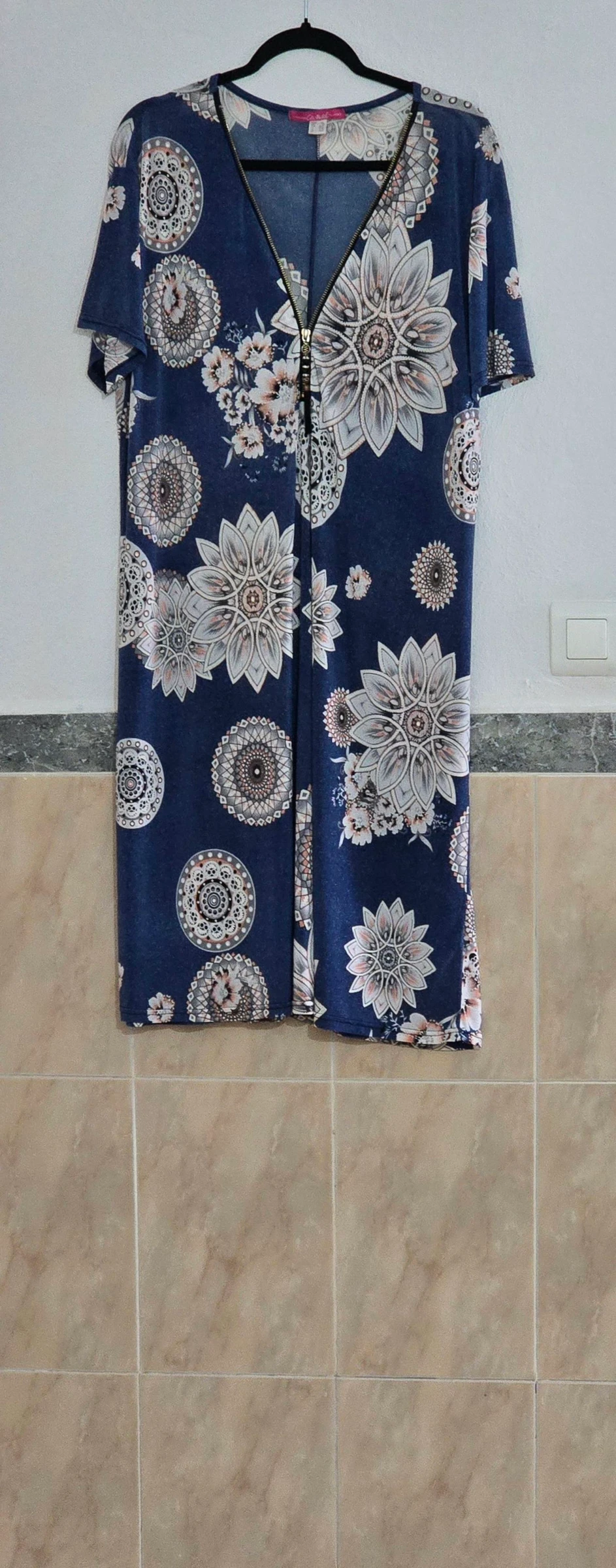 Vestido azul estampado con cremallera en el escote